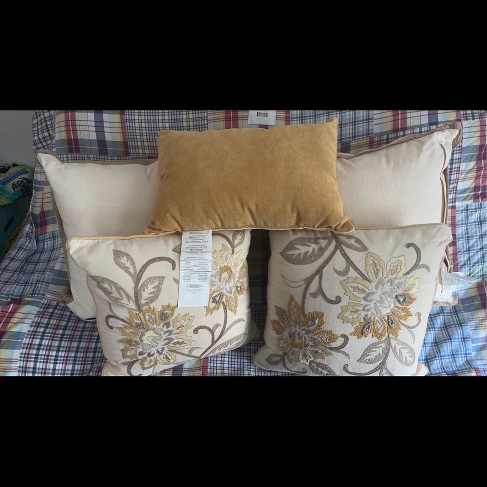 Throw pillows - Picture 2 of 10